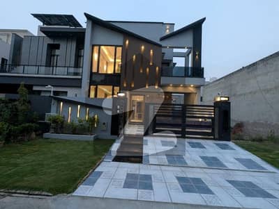 پارک ویو سٹی لاہور میں 5 کمروں کا 10 مرلہ مکان 3.1 کروڑ میں برائے فروخت۔