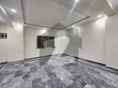 جوہر ٹاؤن لاہور میں 5 مرلہ دفتر 90.0 ہزار میں کرایہ پر دستیاب ہے۔