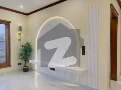 ڈی ایچ اے فیز 8 ڈی ایچ اے ڈیفینس,کراچی میں 6 کمروں کا 1 کنال مکان 8.0 لاکھ میں کرایہ پر دستیاب ہے۔