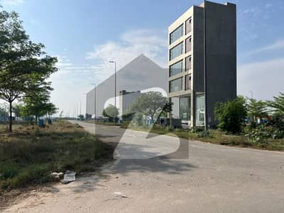 ڈی ایچ اے فیز 7 - سی سی اے 4 ڈی ایچ اے فیز 7,ڈیفنس (ڈی ایچ اے),لاہور میں 8 مرلہ کمرشل پلاٹ 4.55 کروڑ میں برائے فروخت۔