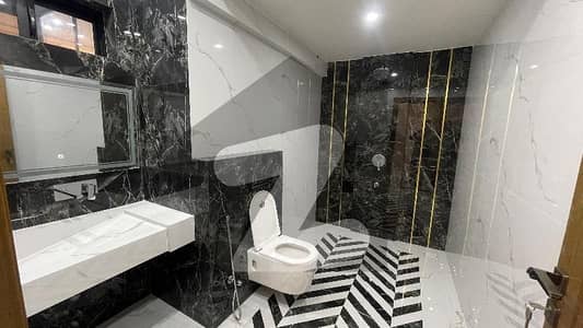 ایڈن آرچرڈ بلاک زیڈ ایڈن آچرڈ,فیصل آباد میں 4 کمروں کا 7 مرلہ مکان 4.0 کروڑ میں برائے فروخت۔