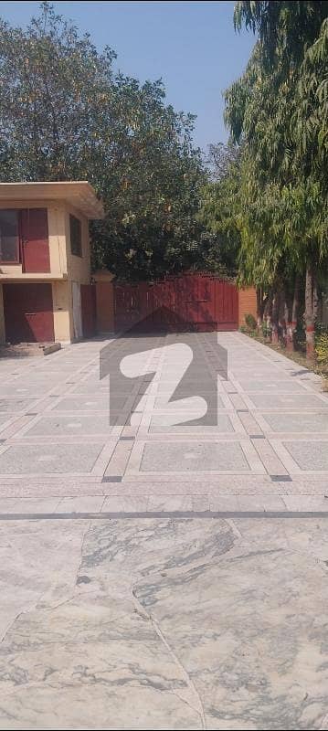 مسلم ٹاؤن لاہور میں 10 کمروں کا 4 کنال مکان 25.0 لاکھ میں کرایہ پر دستیاب ہے۔