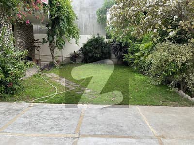 ایف ۔ 7 اسلام آباد میں 5 کمروں کا 1 کنال مکان 4.5 لاکھ میں کرایہ پر دستیاب ہے۔