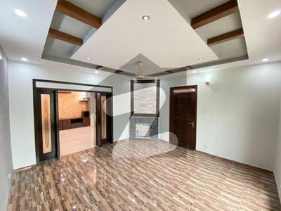 بحریہ ٹاؤن فیز 2 بحریہ ٹاؤن راولپنڈی,راولپنڈی میں 5 کمروں کا 10 مرلہ مکان 4.35 کروڑ میں برائے فروخت۔