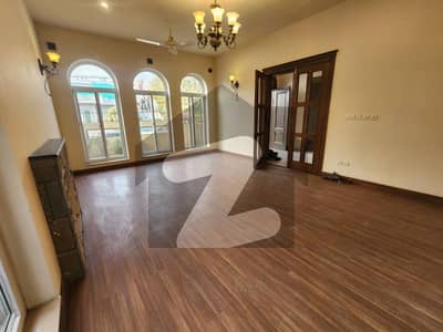 ایف ۔ 7 اسلام آباد میں 7 کمروں کا 1 کنال مکان 11.5 لاکھ میں کرایہ پر دستیاب ہے۔