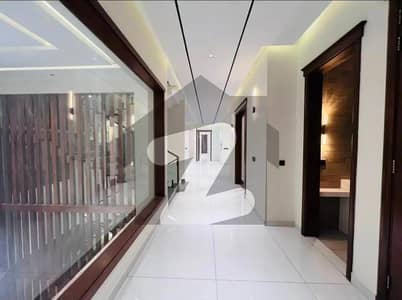 ڈی ایچ اے فیز 8 ڈی ایچ اے ڈیفینس,کراچی میں 6 کمروں کا 1 کنال مکان 8.0 لاکھ میں کرایہ پر دستیاب ہے۔