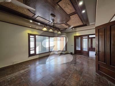 ڈی ایچ اے فیز 5 ڈی ایچ اے ڈیفینس,کراچی میں 10 کمروں کا 4 کنال مکان 25.0 لاکھ میں کرایہ پر دستیاب ہے۔