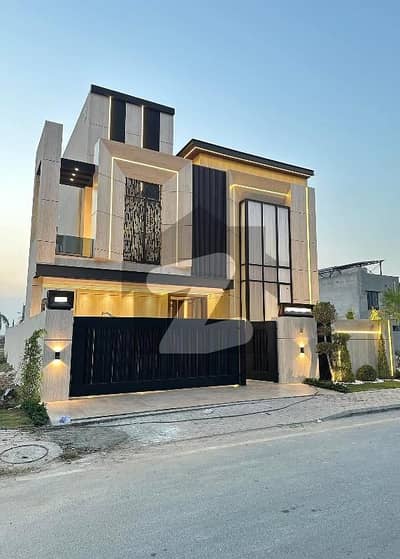 بحریہ ٹاؤن سیکٹر سی بحریہ ٹاؤن,لاہور میں 5 کمروں کا 10 مرلہ مکان 1.25 لاکھ میں کرایہ پر دستیاب ہے۔