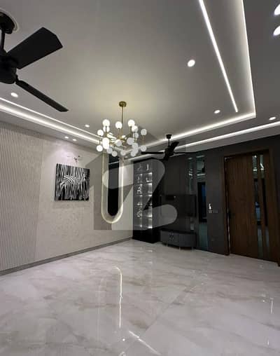 بحریہ ٹاؤن سیکٹر سی بحریہ ٹاؤن,لاہور میں 5 کمروں کا 10 مرلہ مکان 1.5 لاکھ میں کرایہ پر دستیاب ہے۔