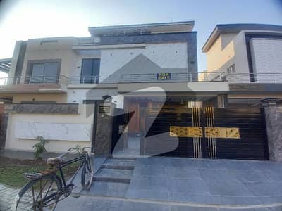 Perfect Prime Location 10 Marla House In Central Park - Block F For Sale