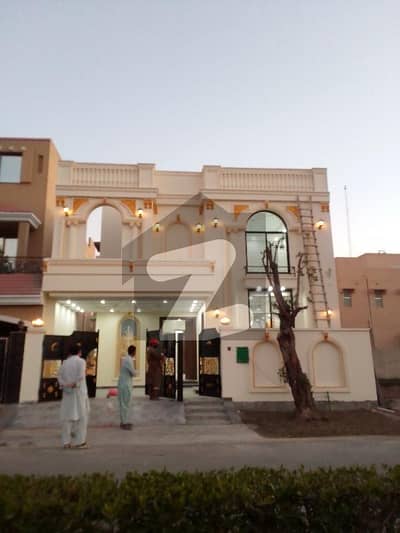 8 Marla Facing Park House For Sale