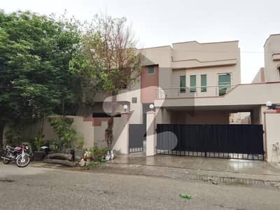 عسکری 10 - صیکٹر ای عسکری 10,عسکری,لاہور میں 3 کمروں کا 10 مرلہ مکان 5.05 کروڑ میں برائے فروخت۔