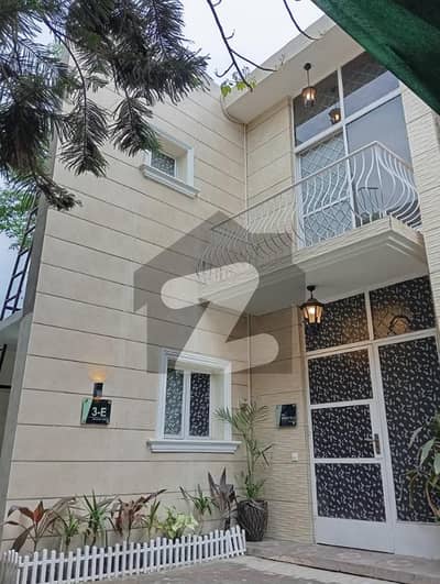 گلبرگ 5 گلبرگ,لاہور میں 1 کمرے کا 3 مرلہ فلیٹ 80.0 ہزار میں کرایہ پر دستیاب ہے۔