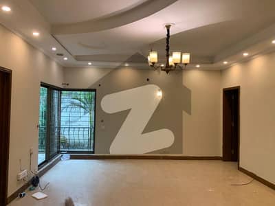 ڈی ایچ اے فیز 3 ڈیفنس (ڈی ایچ اے),لاہور میں 5 کمروں کا 1 کنال مکان 2.6 لاکھ میں کرایہ پر دستیاب ہے۔