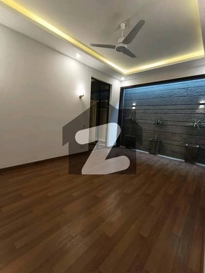 ڈی ایچ اے فیز 8 - زون بی ڈی ایچ اے فیز 8,ڈی ایچ اے ڈیفینس,کراچی میں 6 کمروں کا 1 کنال مکان 23.0 کروڑ میں برائے فروخت۔