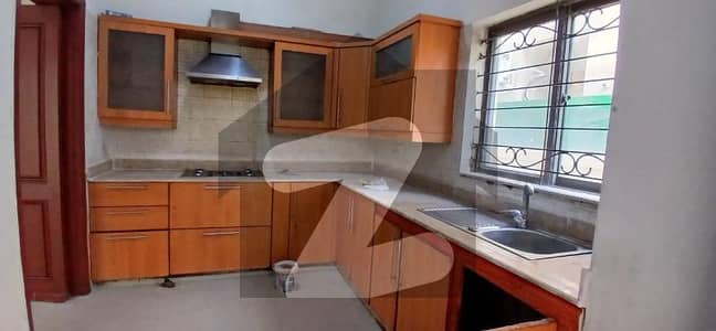 ڈی ایچ اے فیز 8 سابقہ ​​پارک ویو ڈی ایچ اے فیز 8,ڈی ایچ اے ڈیفینس,لاہور میں 4 کمروں کا 10 مرلہ مکان 1.35 لاکھ میں کرایہ پر دستیاب ہے۔