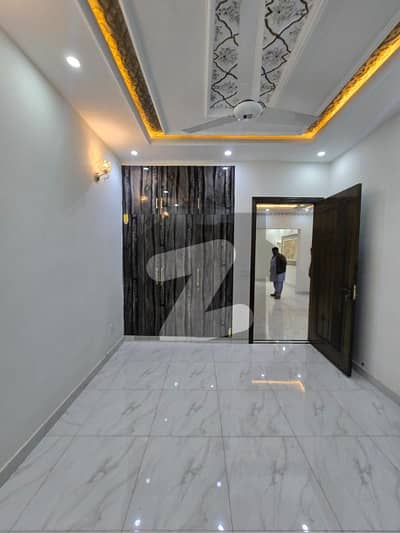 کیولری گراؤنڈ لاہور میں 3 کمروں کا 5 مرلہ مکان 1.1 لاکھ میں کرایہ پر دستیاب ہے۔