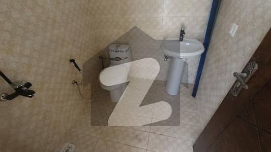 Prime Location Flat For Grabs In 1200 Square Feet Jamshed Road