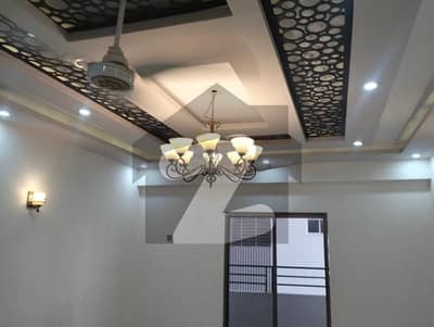 طارق روڈ کراچی میں 3 کمروں کا 8 مرلہ فلیٹ 1.6 لاکھ میں کرایہ پر دستیاب ہے۔