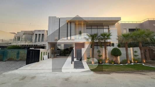 طارق گارڈنز لاہور میں 5 کمروں کا 1 کنال مکان 10.2 کروڑ میں برائے فروخت۔