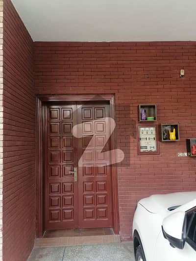 شمس آباد کالونی ملتان میں 5 کمروں کا 1 کنال مکان 5.5 کروڑ میں برائے فروخت۔