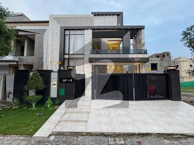 A BEAUTIFUL 10 MARLA FACING PARK HOUSE FOR SALE IN JASMINE BLOCK SECTOR C BAHRIA TOWN LAHORE