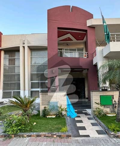 بحریہ ٹاؤن سفاری ولاز بحریہ ٹاؤن سیکٹر B,بحریہ ٹاؤن,لاہور میں 3 کمروں کا 8 مرلہ مکان 1.8 کروڑ میں برائے فروخت۔