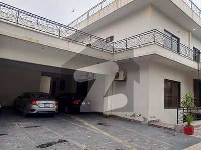 گارڈن ٹاؤن لاہور میں 5 کمروں کا 2 کنال مکان 6.5 لاکھ میں کرایہ پر دستیاب ہے۔