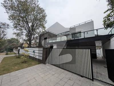 ایف ۔ 7 اسلام آباد میں 6 کمروں کا 1 کنال مکان 17.0 لاکھ میں کرایہ پر دستیاب ہے۔