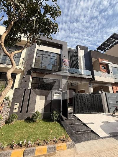 اتحاد ٹاؤن فیز ١ اتحاد ٹاؤن,رائیونڈ روڈ,لاہور میں 4 کمروں کا 5 مرلہ مکان 3.65 کروڑ میں برائے فروخت۔