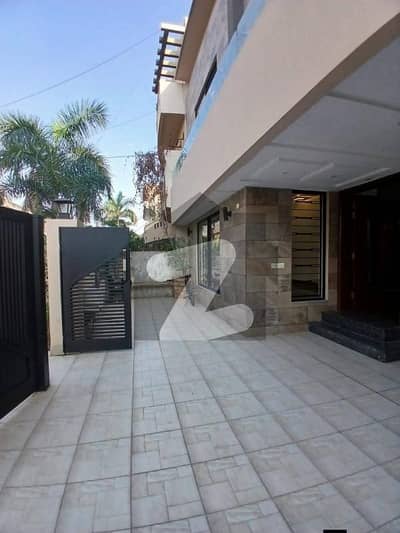 واپڈا ٹاؤن لاہور میں 5 کمروں کا 10 مرلہ مکان 4.65 کروڑ میں برائے فروخت۔