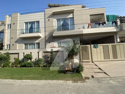 نشیمنِ اقبال لاہور میں 5 کمروں کا 10 مرلہ مکان 4.8 کروڑ میں برائے فروخت۔