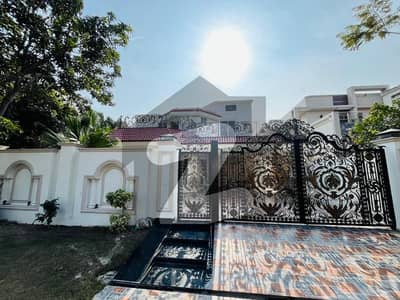 ڈی ایچ اے فیز 5 - بلاک ای فیز 5,ڈیفنس (ڈی ایچ اے),لاہور میں 5 کمروں کا 1 کنال مکان 12.5 کروڑ میں برائے فروخت۔