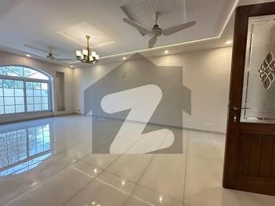 ڈی ۔ 12 اسلام آباد میں 8 مرلہ مکان 8.5 کروڑ میں برائے فروخت۔