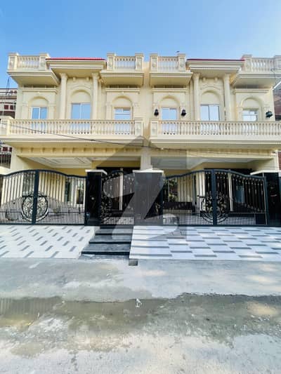 سمن آباد لاہور میں 5 کمروں کا 8 مرلہ مکان 5.5 کروڑ میں برائے فروخت۔