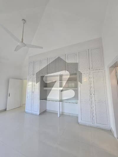 ڈی ایچ اے فیز 5 ڈی ایچ اے ڈیفینس,کراچی میں 5 کمروں کا 1 کنال مکان 5.5 لاکھ میں کرایہ پر دستیاب ہے۔