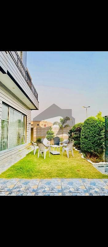 ڈی ایچ اے فیز 8 - بلاک ٹی فیز 8,ڈیفنس (ڈی ایچ اے),لاہور میں 5 کمروں کا 1 کنال مکان 4.0 لاکھ میں کرایہ پر دستیاب ہے۔