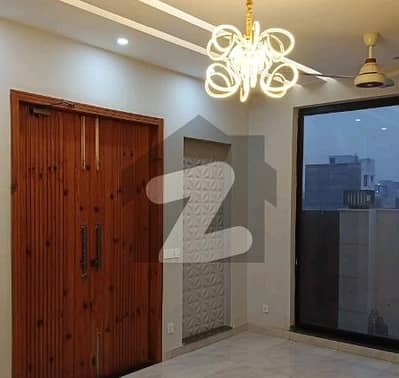 ڈی ایچ اے فیز 8 ڈیفنس (ڈی ایچ اے),لاہور میں 3 کمروں کا 5 مرلہ مکان 2.7 کروڑ میں برائے فروخت۔