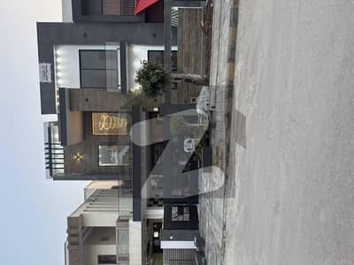 بحریہ ٹاؤن فیز 8 ۔ بلاک آئی بحریہ ٹاؤن فیز 8,بحریہ ٹاؤن راولپنڈی,راولپنڈی میں 5 کمروں کا 10 مرلہ مکان 4.6 کروڑ میں برائے فروخت۔