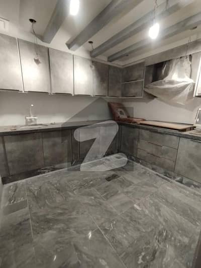 مدینہ ٹاؤن فیصل آباد میں 3 کمروں کا 10 مرلہ مکان 65.0 ہزار میں کرایہ پر دستیاب ہے۔