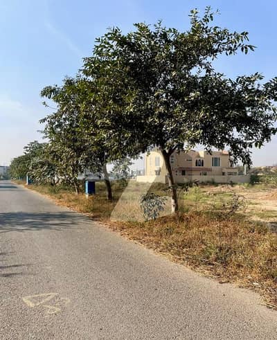 ڈی ایچ اے فیز 7 - بلاک کیو فیز 7,ڈیفنس (ڈی ایچ اے),لاہور میں 2 کنال رہائشی پلاٹ 6.45 کروڑ میں برائے فروخت۔