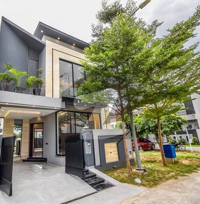 ڈی ایچ اے 9 ٹاؤن ڈیفنس (ڈی ایچ اے),لاہور میں 3 کمروں کا 5 مرلہ مکان 2.6 کروڑ میں برائے فروخت۔