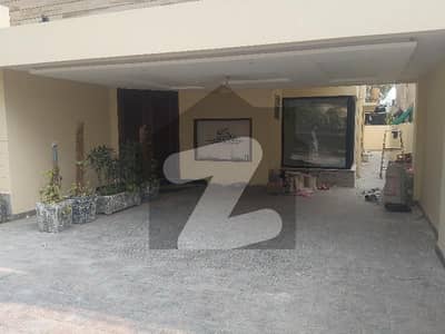 D BLACK 1 KANAL MAIN 60 FEET ROAD HOT LOCATION HOUSE FOR SALE