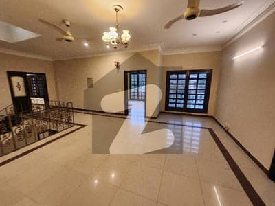 ایف ۔ 8 اسلام آباد میں 5 کمروں کا 1 کنال مکان 10.0 لاکھ میں کرایہ پر دستیاب ہے۔