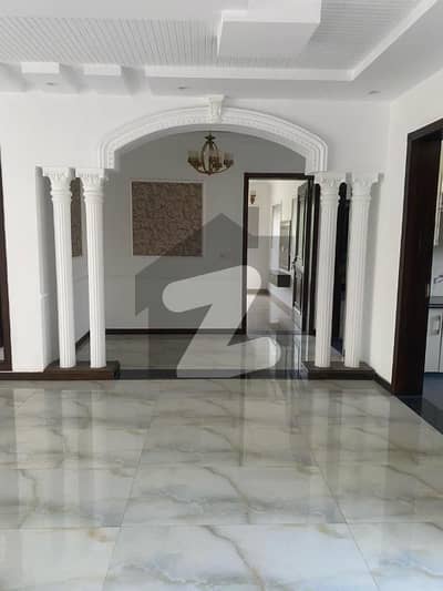 لیک سٹی میڈوز لاہور میں 3 کمروں کا 1 کنال بالائی پورشن 1.5 لاکھ میں کرایہ پر دستیاب ہے۔