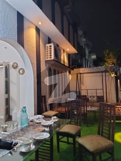 شاہ رُکنِِ عالم کالونی ۔ بلاک ای شاہ رُکنِ عالم کالونی,ملتان میں 4 کمروں کا 10 مرلہ مکان 2.1 کروڑ میں برائے فروخت۔