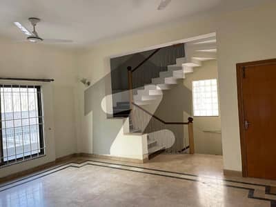 ایف ۔ 11 اسلام آباد میں 5 کمروں کا 1 کنال مکان 3.7 لاکھ میں کرایہ پر دستیاب ہے۔