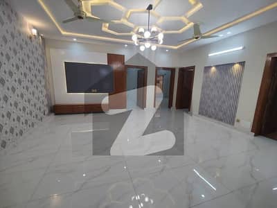 سوان گارڈن اسلام آباد میں 6 کمروں کا 12 مرلہ مکان 1.4 لاکھ میں کرایہ پر دستیاب ہے۔