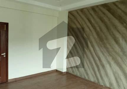 عسکری 10 - سیکٹر ایس عسکری 10,عسکری,لاہور میں 4 کمروں کا 12 مرلہ فلیٹ 4.5 کروڑ میں برائے فروخت۔