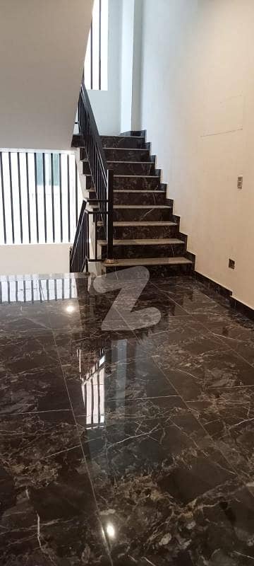 ڈی ایچ اے فیز 4 ڈی ایچ اے ڈیفینس,کراچی میں 4 کمروں کا 8 مرلہ فلیٹ 3.5 کروڑ میں برائے فروخت۔